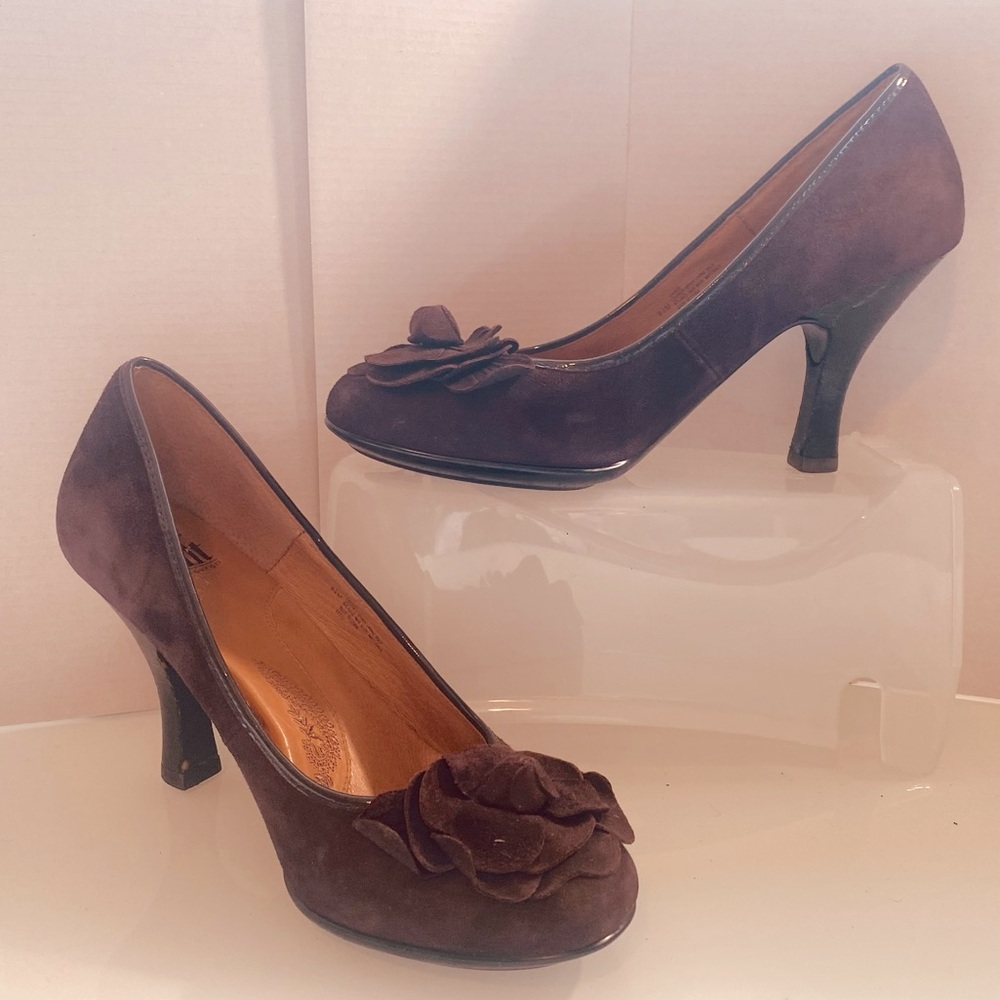 SOFFT Dark Purple Suede Slip on Flower Detail SZ 81/2M Career Comfy Dress Pumps